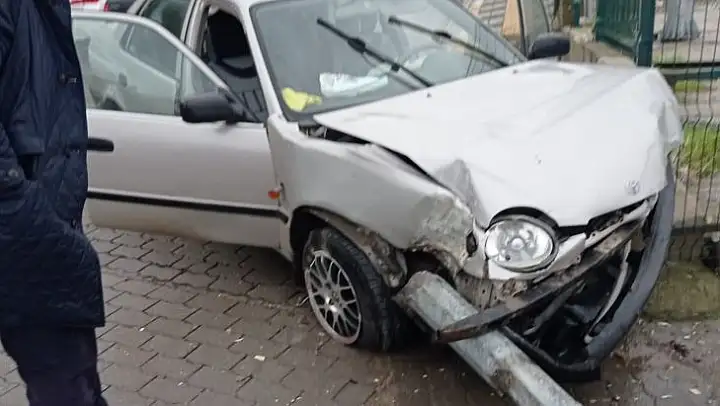 Elektrik direği araca ok gibi saplandı.
