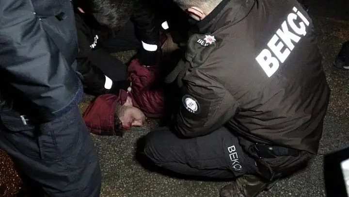 Eli bıçaklı genç, hem kardeşini hem kendisini yaraladı