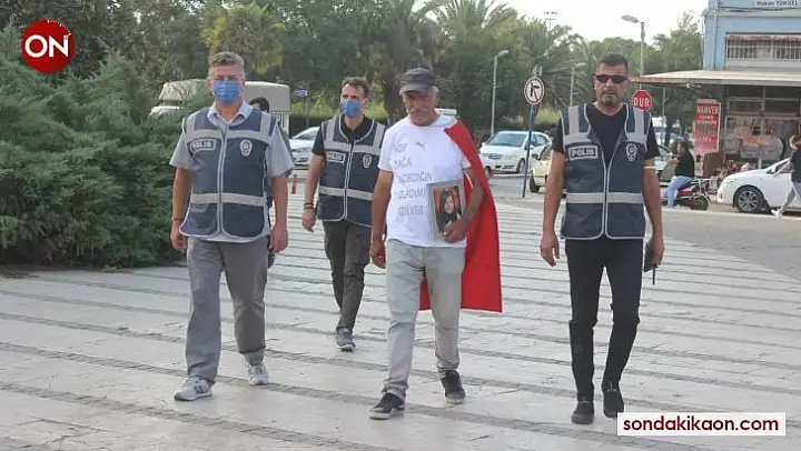 Elinde kızının fotoğrafı, sırtında Türk bayrağı ile Ankara'ya yürüyor