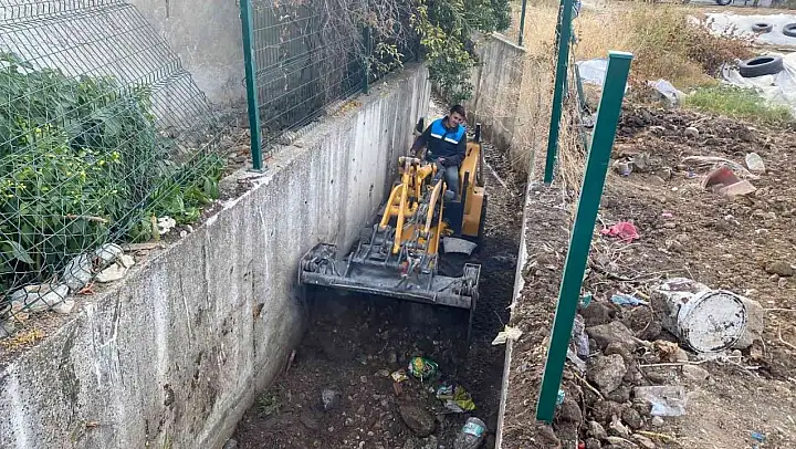 Emlakdere Mahallesi'nde dere temizlik çalışması yapıldı