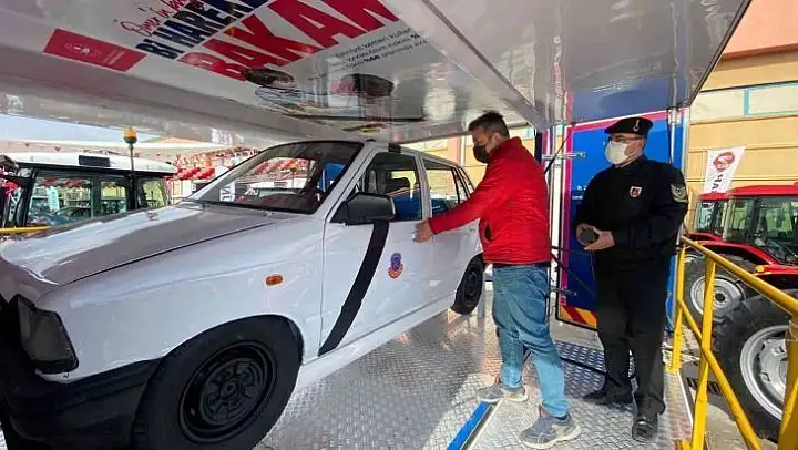 Emniyet kemerinin önemi simülasyon aracıyla anlatıldı