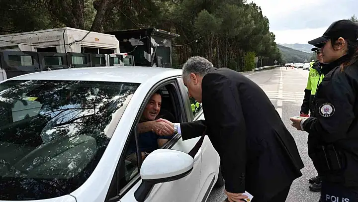 Emniyet Müdürü Aktaş'tan sürücülere şeker ikramı