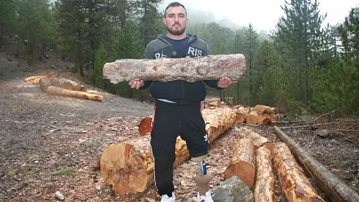 Engelli sporcu, 140 kilo kaldırarak engelsiz rakiplerini geçti