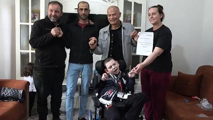 Epilepsi hastası çocuğa Almanya'dan tekerlekli sandalye