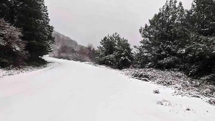 Erdek'in yüksek kesimlerde kar yağışı etkili oldu