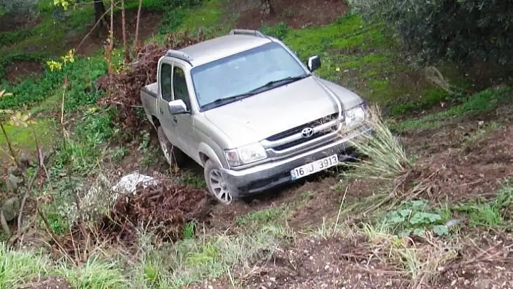Erdek'te 2 araç şarampole uçtu