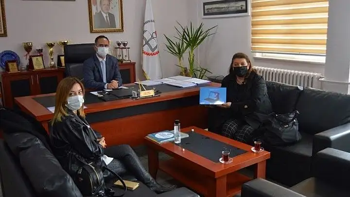 Erdek'te 55 öğrenciye klavyeli tablet dağıtıldı