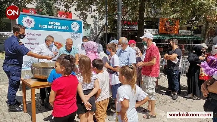Erdek'te Müftülükten vatandaşa aşure ikramı