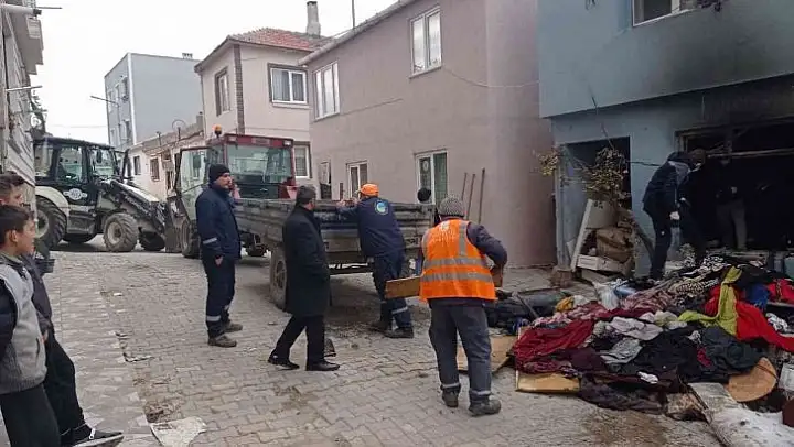 Erdek'te yanan ev ekiplerce temizlendi