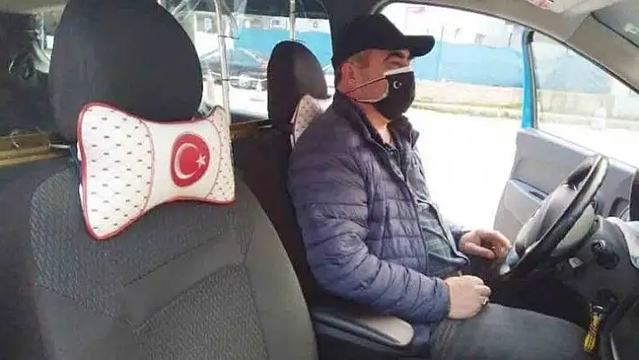 Erdekli taksiciden korona virüsüne karşı şeffaf kabin