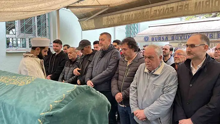 Eşi ve oğlunun yanına defnedildi