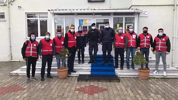 Esnaflara siperlik ve maske dağıttılar