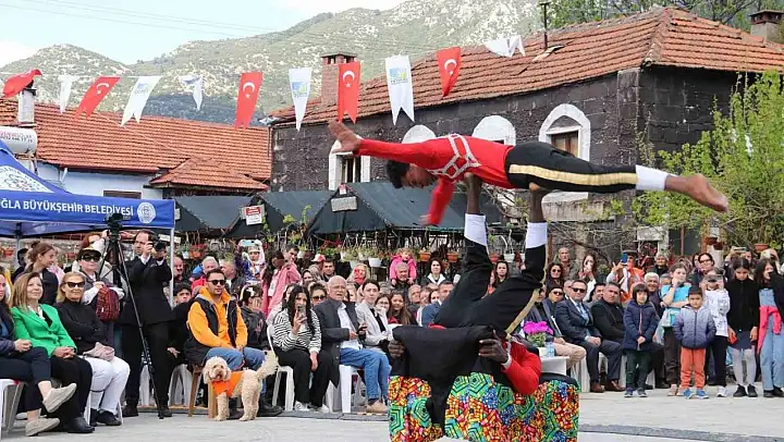 Etiyopya Akrobasi Grubu Yeşilüzümlü Festivali'nde nefes kesti