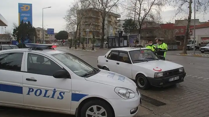 Ezine'de sokağa çıkma kısıtlamalarına uyuluyor