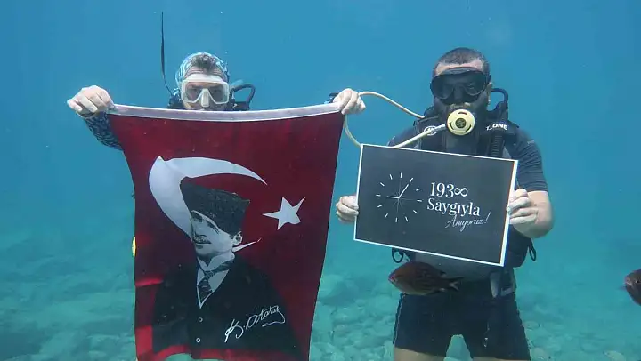 Fethiye'de dalgıçlar Atatürk'ü 10 metre derinlikte Türk bayrağı açarak andı