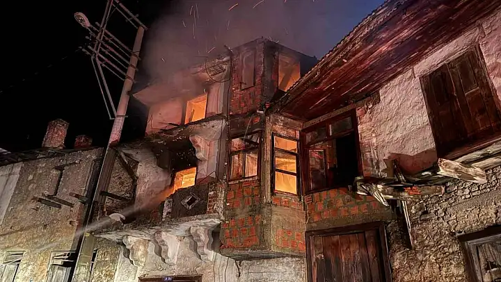 Fethiye'de iki katlı ev alevlere teslim oldu