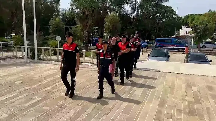 Foça'da ticari taksiyle göçmen kaçakçılığında 13 tutuklama