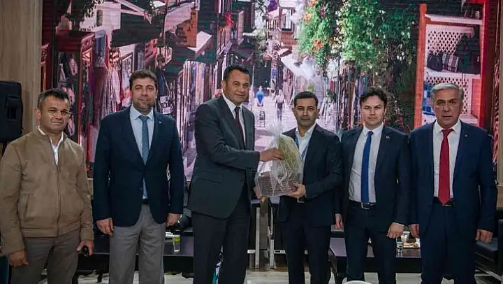Fuarda Kuşadası Standına 'En başarılı ekip' ödülü