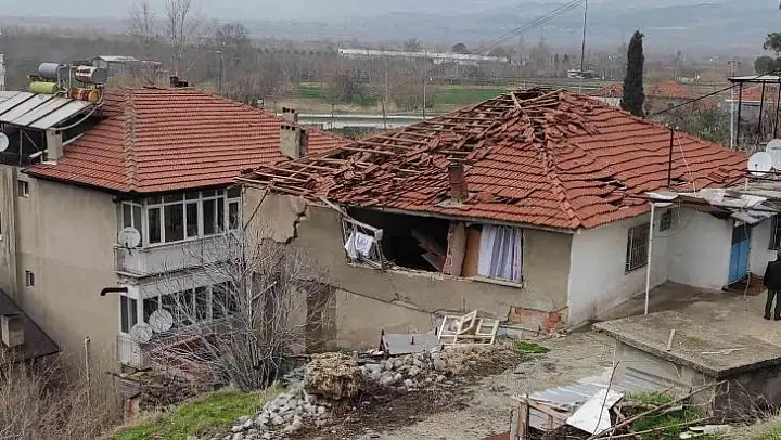 Gaz sıkışması sonucu patlamanın meydana geldiği ev harabeye döndü: 1 ağır yaralı