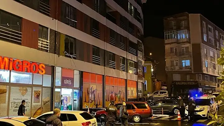 Gelibolu'da apartmanın çatısı uçtu
