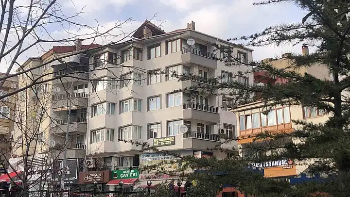 Gemlik'te şiddetli rüzgar terastaki sediri uçurdu