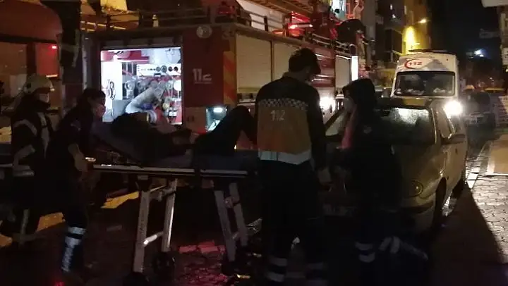 Genç kadın 4. kattan 3'üncü katın balkonuna düştü