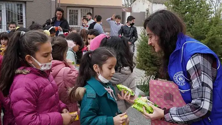 Gençlik merkezi gönüllü gençleri, minik öğrencilere çevre bilincini aşıladı
