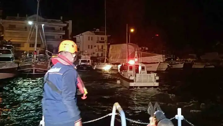 Göcek açıklarında sürüklenen tekneyi Kıyı Emniyet ekipleri kurtardı