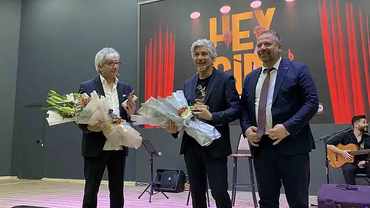 Gömeç Nuri Bozyel Kültür Salonu Süheyl ve Behzat Uygur'un oyunuyla açıldı