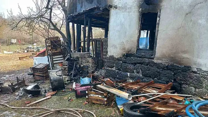 Gönen'de ahşap ev alevlere teslim oldu