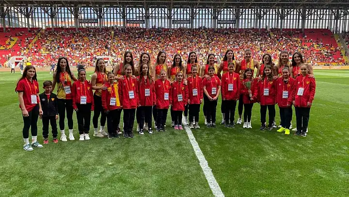 Göztepe Kadın Voleybol Takımı, yeşil sahada şampiyonluğu kutladı