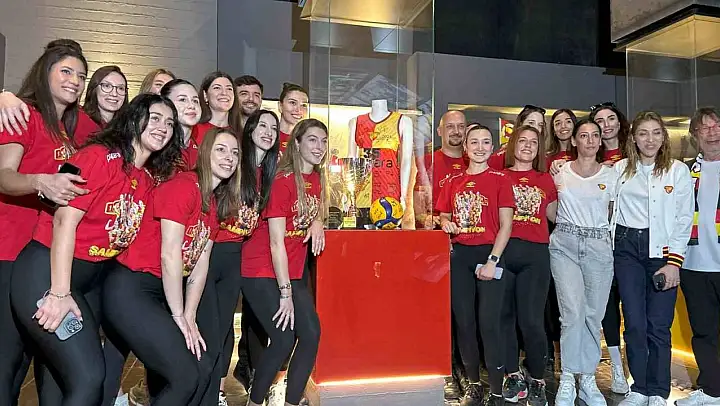 Göztepe Voleybol'un kupası, müzesindeki yerini aldı