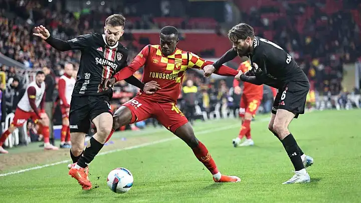 Göztepeli Anthony Dennis'le, Stuttgart ve Leeds United ilgileniyor