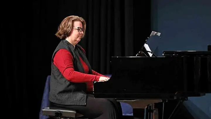 Grammy ödüllü sanatçı öğrencilerle buluştu