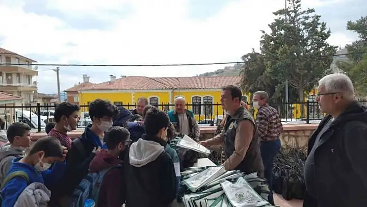 Güneyli öğrencilere fidan dağıtımı yapıldı