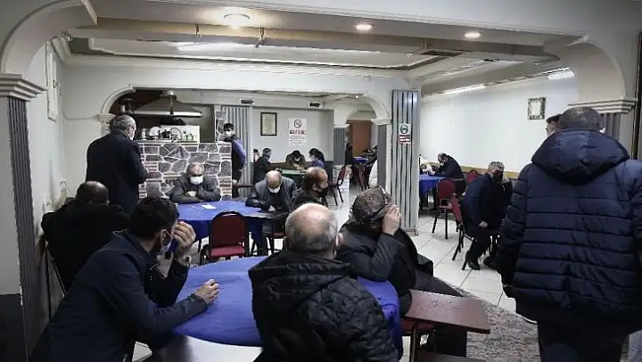 Güvenlik kameralarıyla izlenen, gizli geçitli dernek lokaline şok baskın