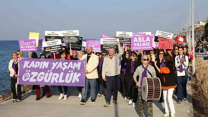 Güzelbahçe'de kadın hakları için tersine yürüyüş düzenlendi