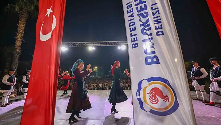 Halk Dansları Festivali coşkuyla devam ediyor