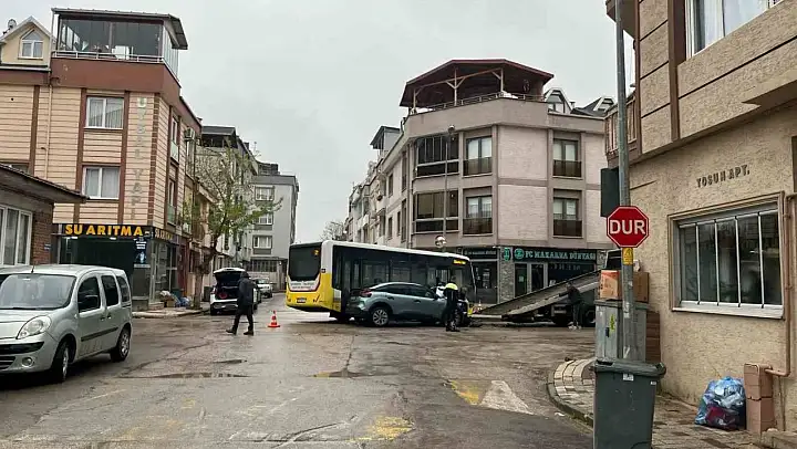 Halk otobüsü ile ot otomobil çarpıştı: 3 yaralı