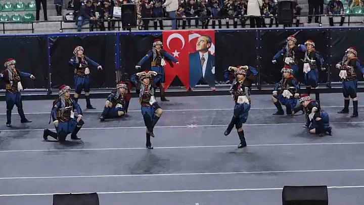 Halk oyunları şöleni izleyenleri büyüledi