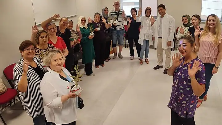Hastaları için evinde çiçek yetiştirdi