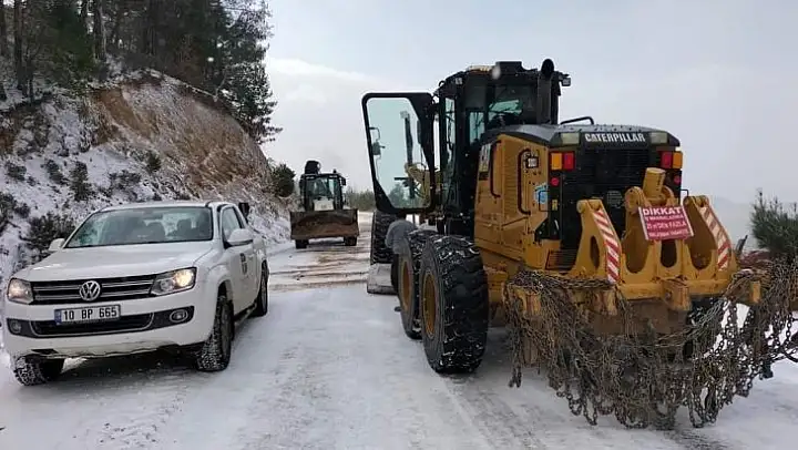 Havran Belediyesi Fen İşleri Ekipleri karlı yollarda tuzlama çalışmalarını aralıksız sürdürüyor