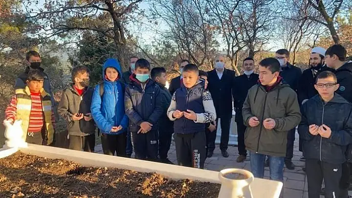 Havran'da sabah namazı cemaati Seyit Onbaşının mezarını ziyaret etti