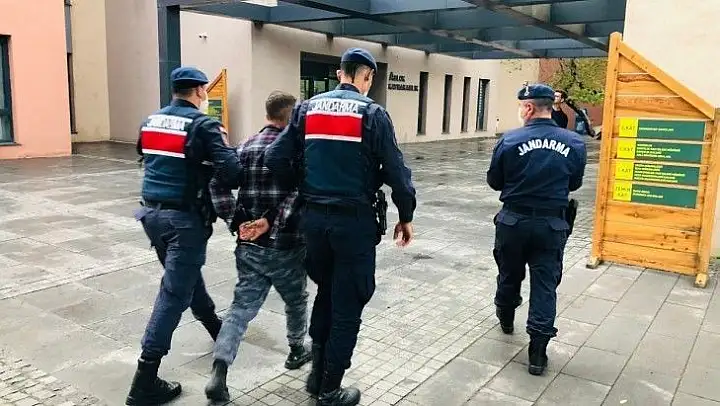 Hırsızlık için girdiği okulun çatısında yakalandı