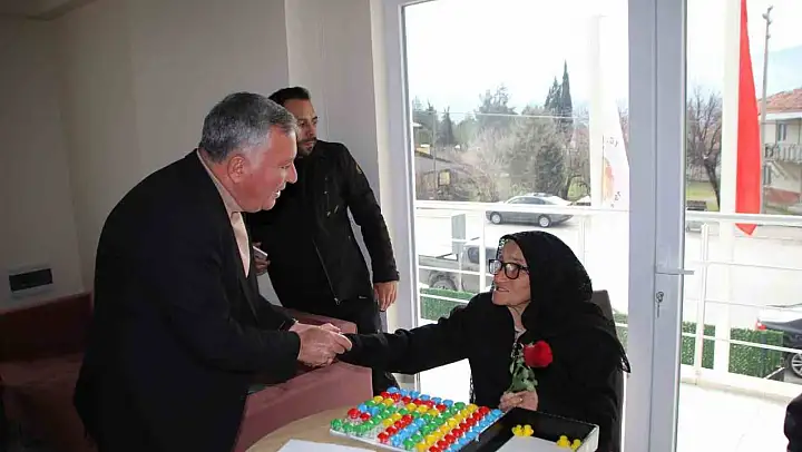 Honaz Belediye Başkanı Kepenek Sevgililer Gününde vatandaşlara çiçek hediye etti