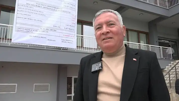 Honaz Belediyesi borcunun olmayışını belediye binasına astığı pankartla duyurdu
