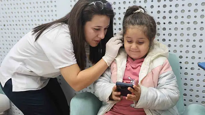 İki kuşak bir arada işitme sağlığı ve kulak bakımını öğrendi
