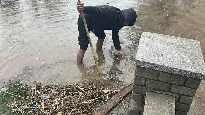 Ilıcabaşı Mahallesi'nde kargı çöpleri giderleri tıkadı, Muhtar Tarım vatandaşları uyardı