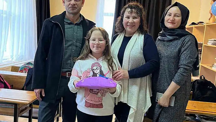 İnci Bayram İstiklal konulu resim yarışmasında Türkiye 2. oldu