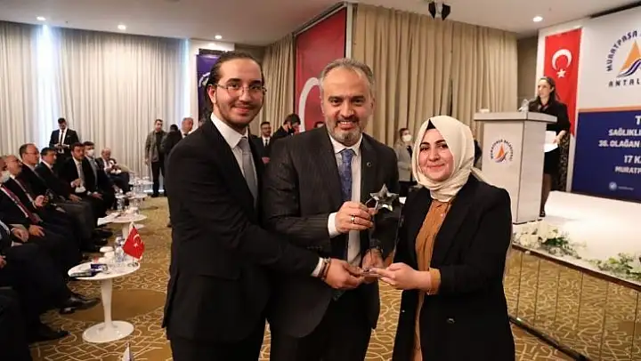 İnegöl Belediyesi ödülünü Antalya'da aldı
